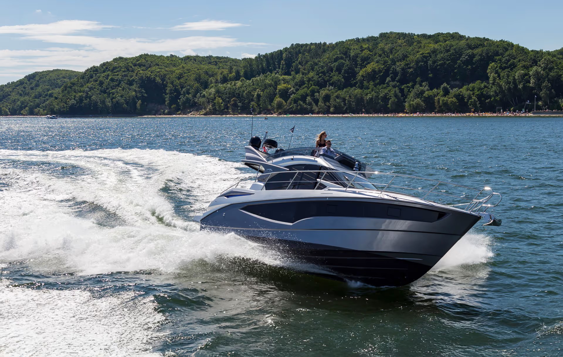 Galeon 360 FLY, boot varend op water