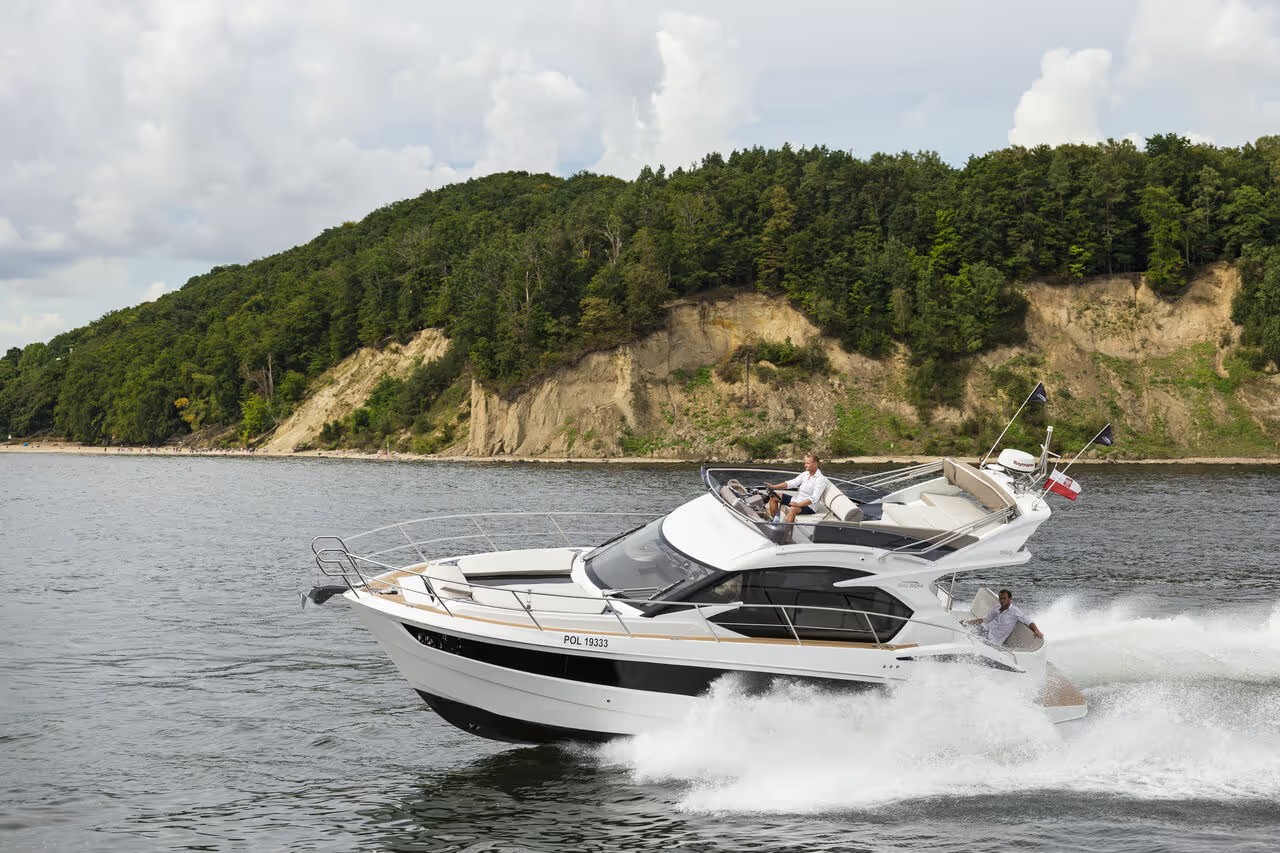 Galeon 360 FLY, boot varend over water