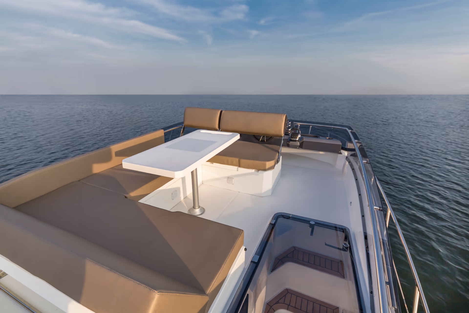 Galeon 360 FLY, voordek met zitbanken en tafel