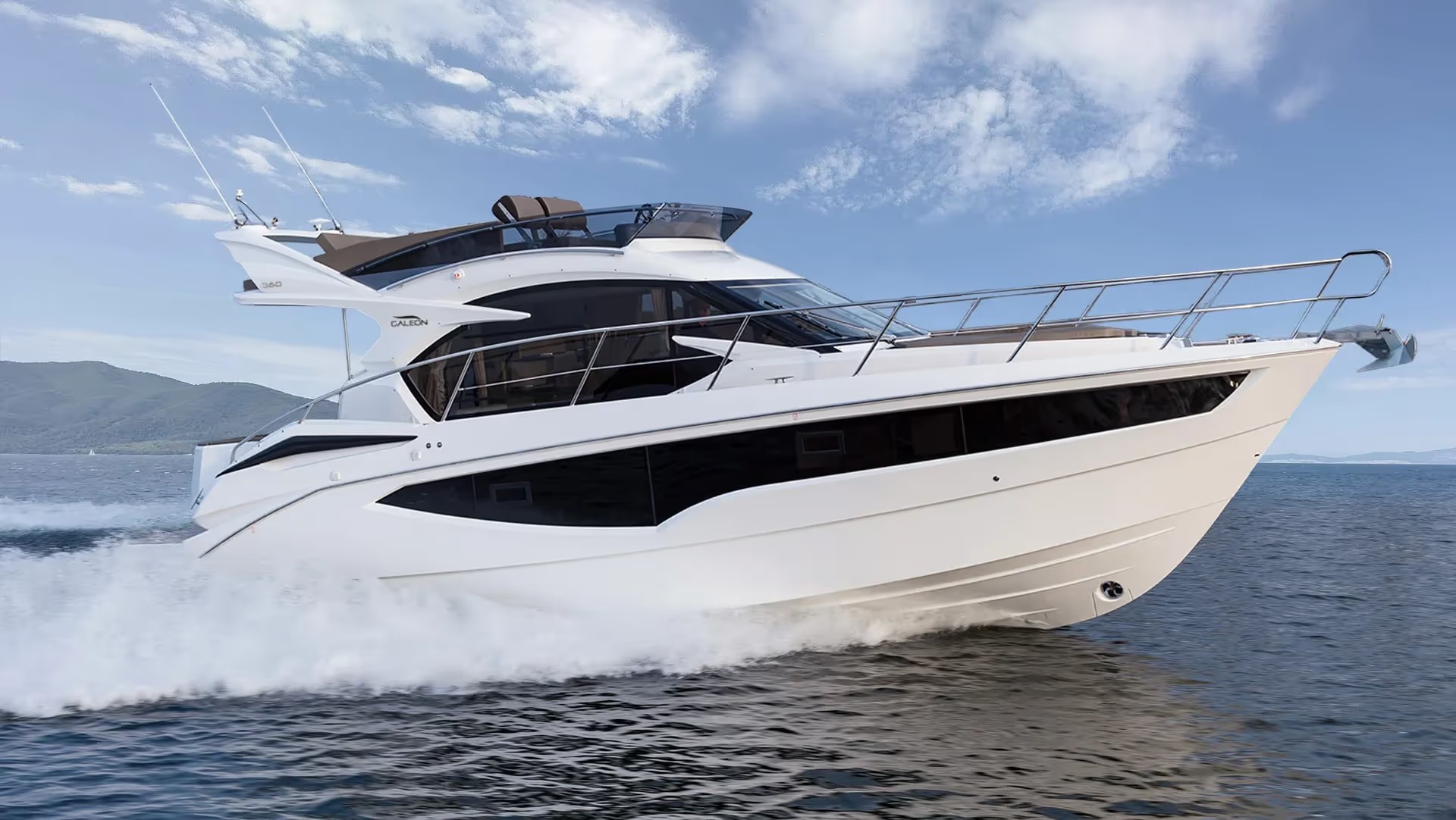 Galeon 360 FLY, witte jacht varend op zee