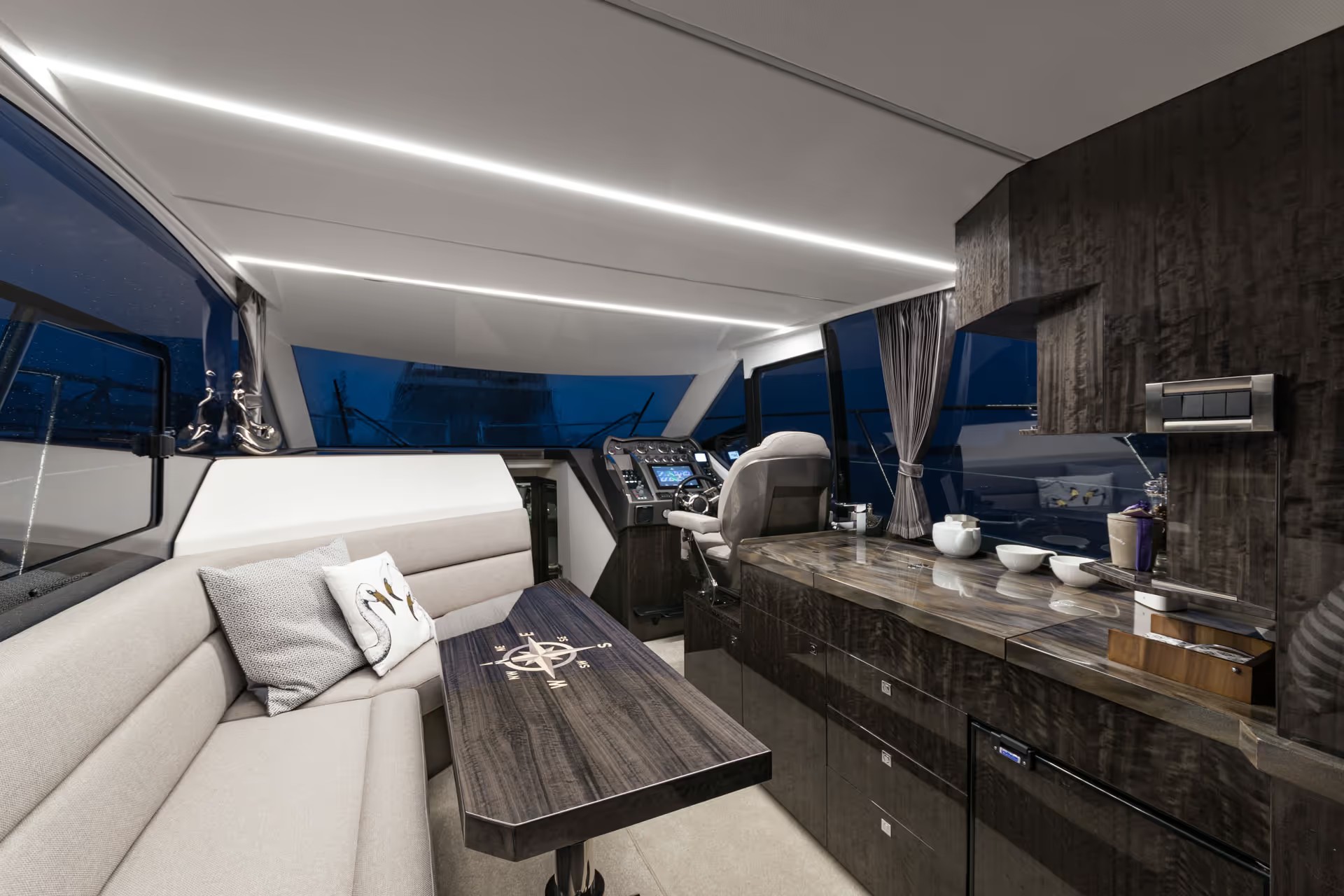 Galeon 360 FLY, kajuit met zitbank en tafel