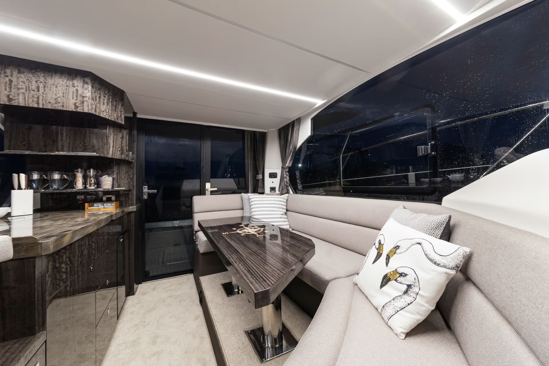 Galeon 360 FLY, salon met zitbank en tafel