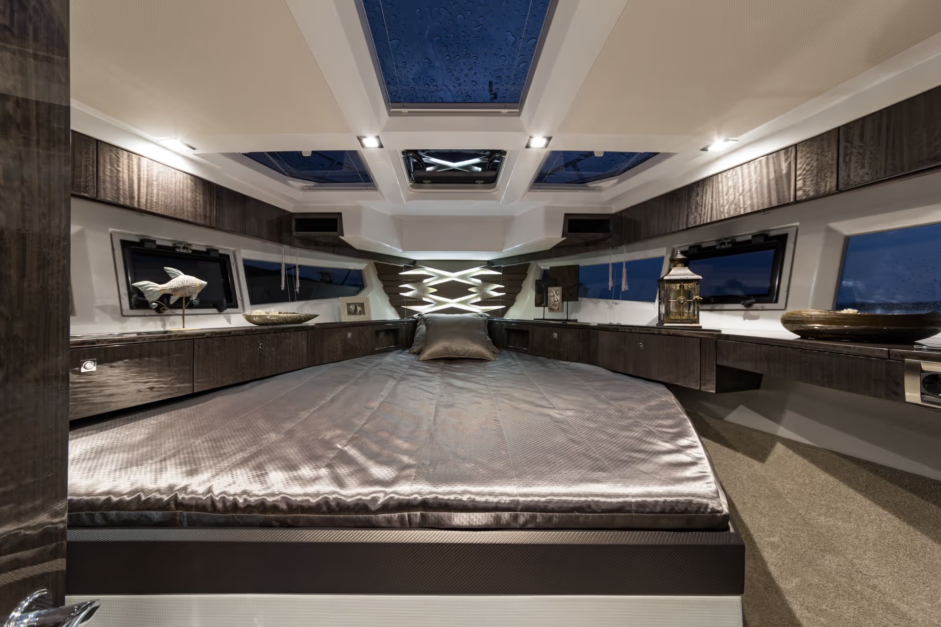 Galeon 360 FLY, slaapkamer met bed en dakramen