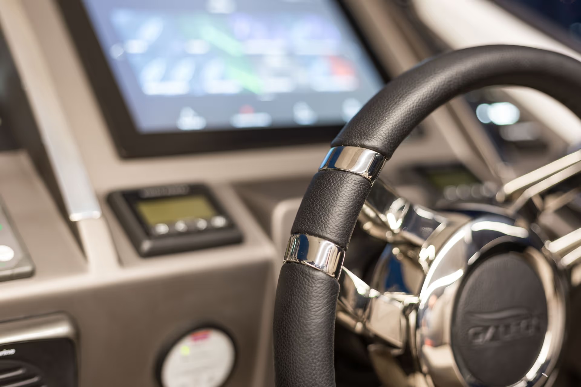 Galeon 360 FLY, stuurwiel met dashboard scherm
