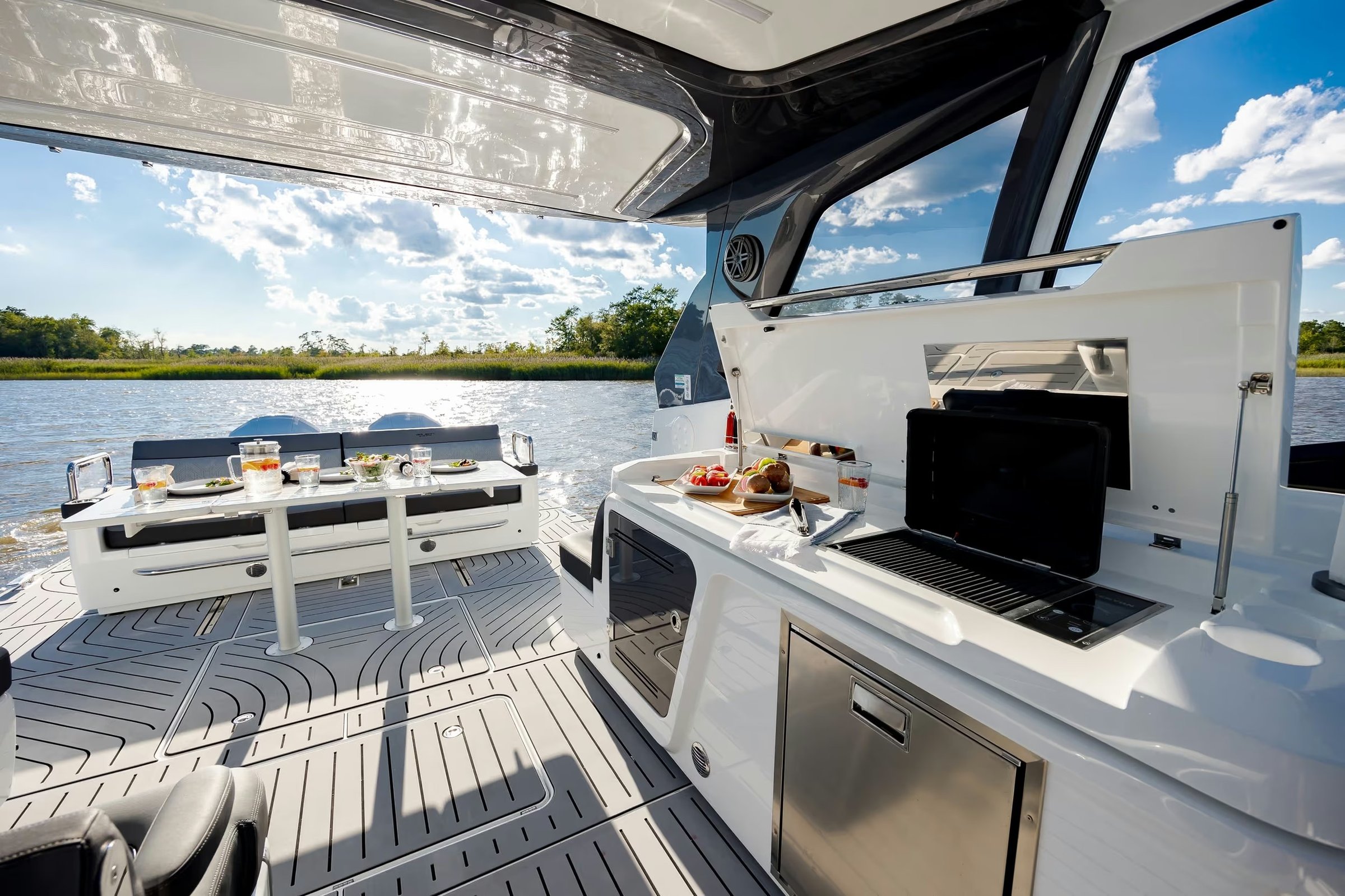Galeon 375 GTO, achterdek met bbq en zitbank