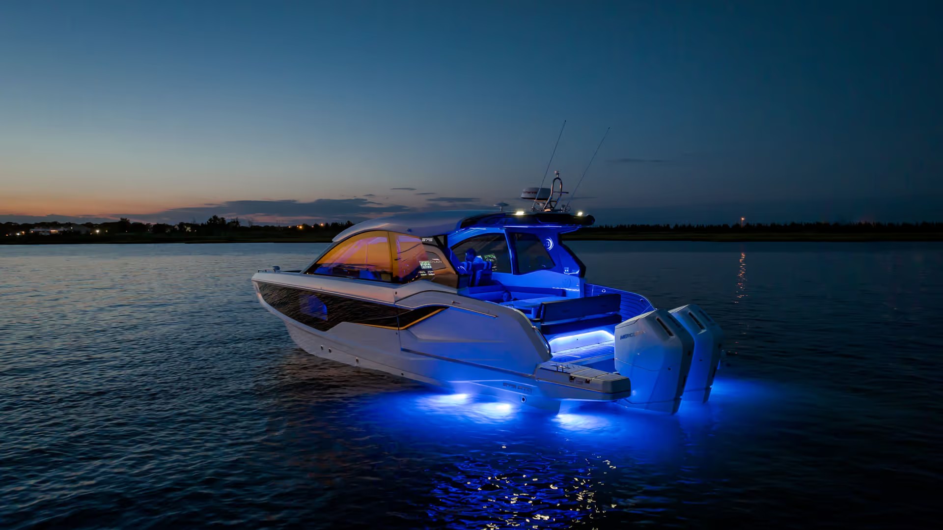 Galeon 375 GTO, boot met blauwe verlichting bij schemering