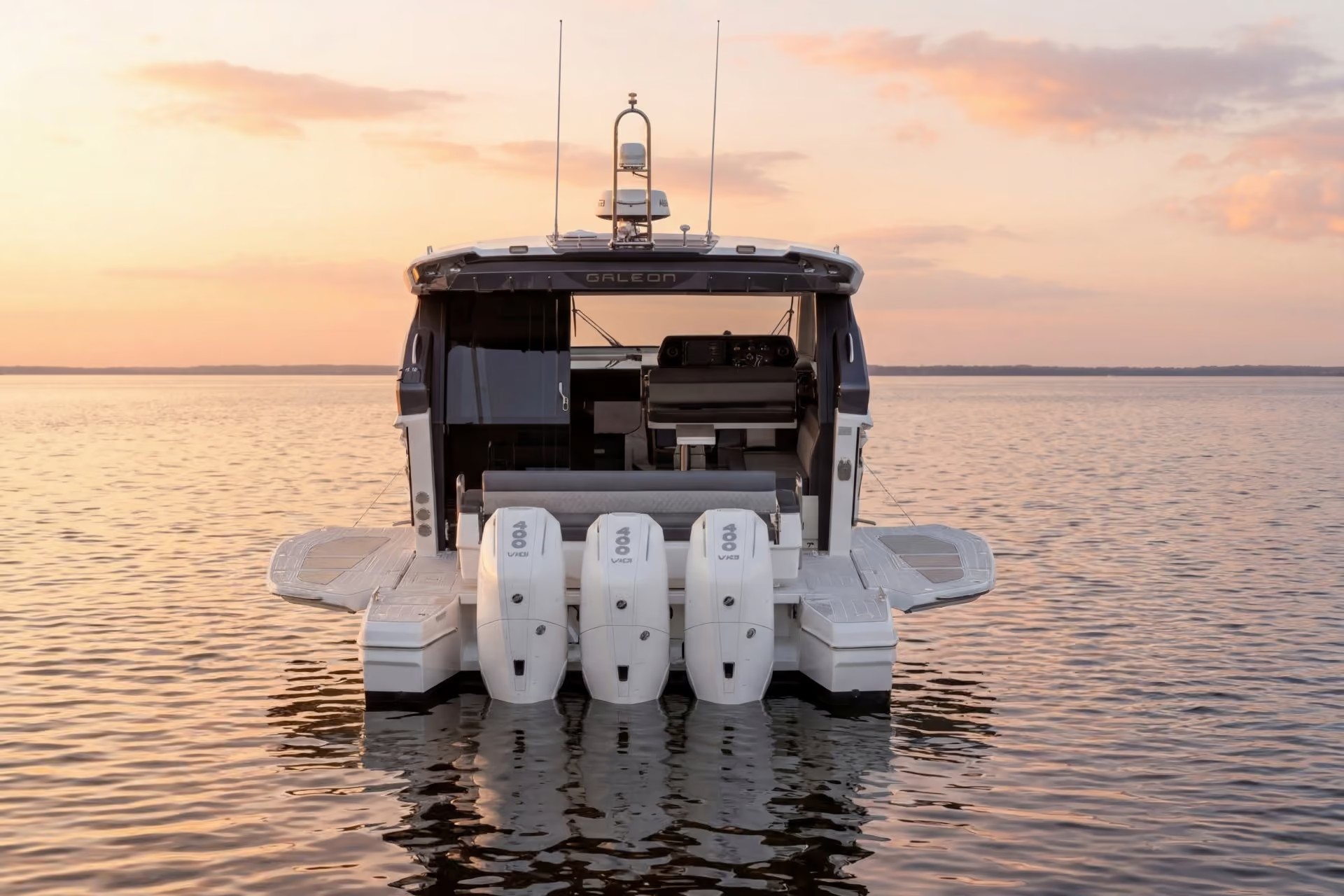 Galeon 375 GTO, boot met drie buitenboordmotoren op water