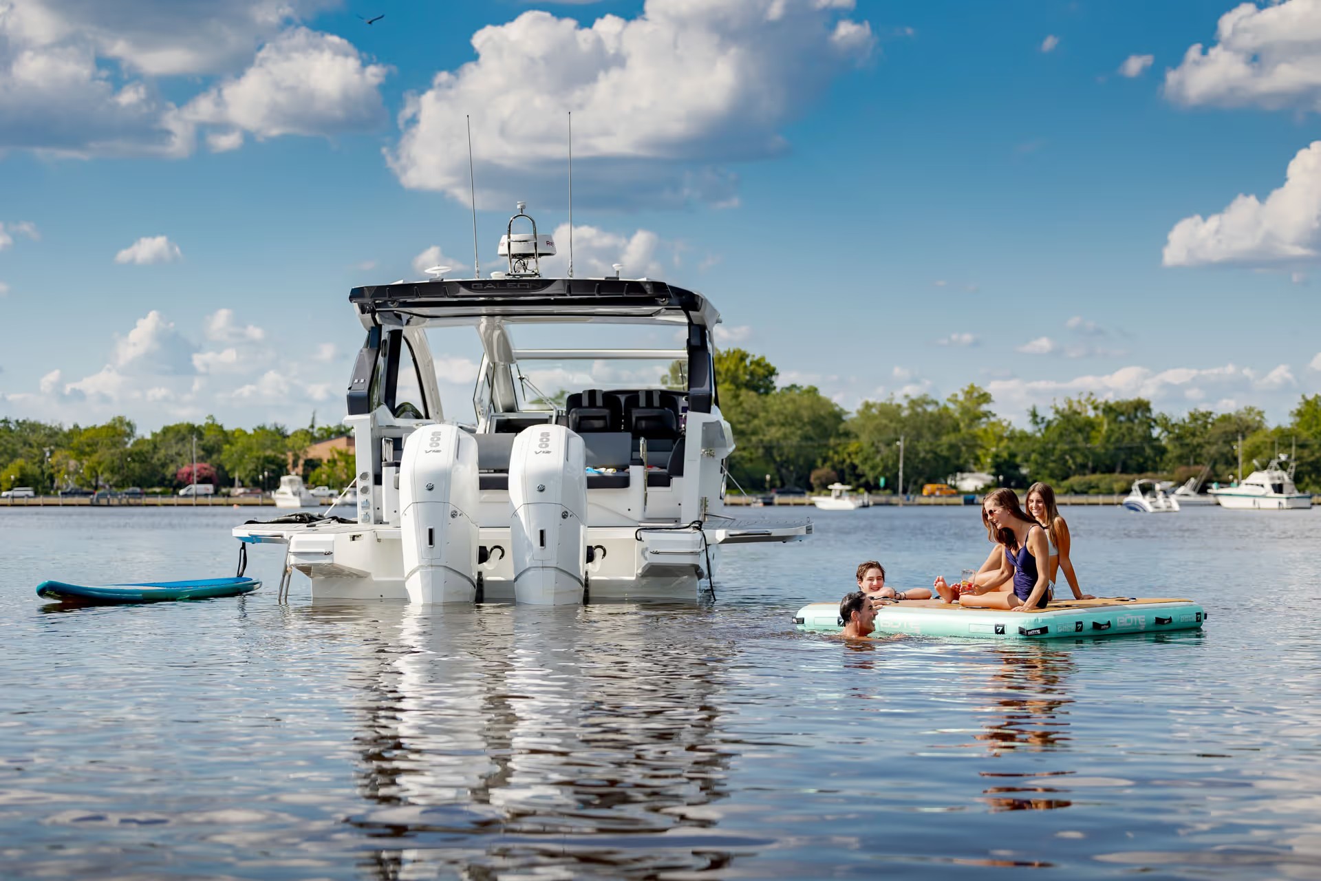Galeon 375 GTO, boot op water met zwemmers