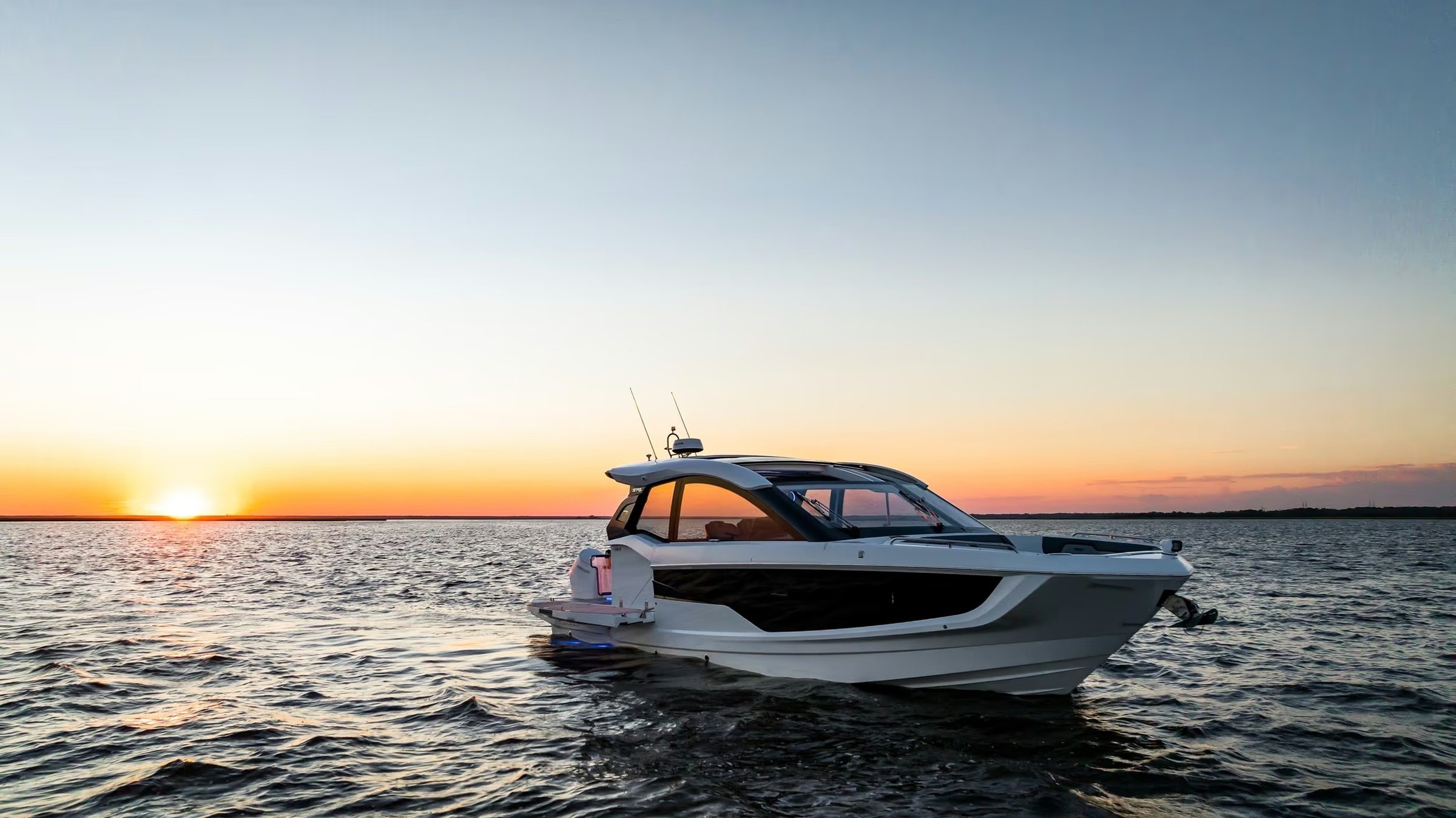 Galeon 375 GTO, boot op zee bij zonsondergang
