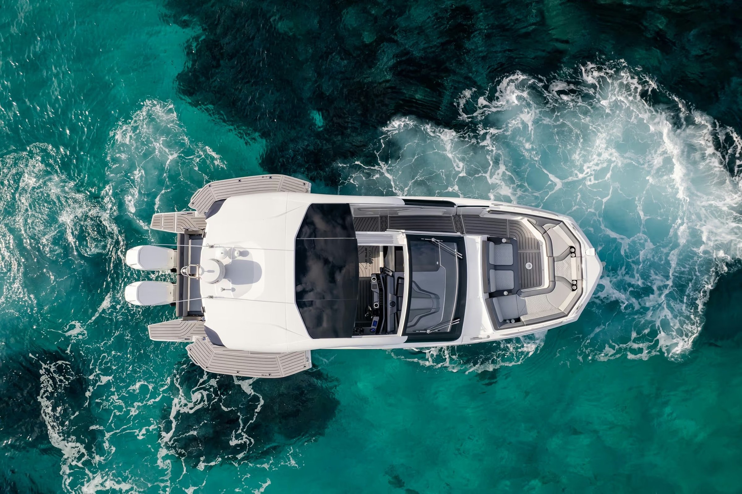 Galeon 375 GTO, boot vanuit vogelperspectief op zee