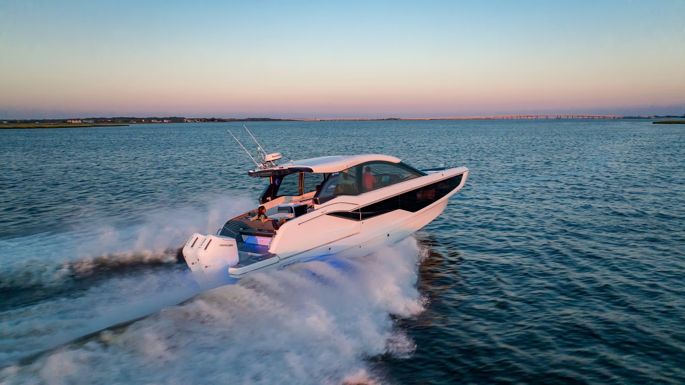 Galeon 375 GTO, boot varend met golven