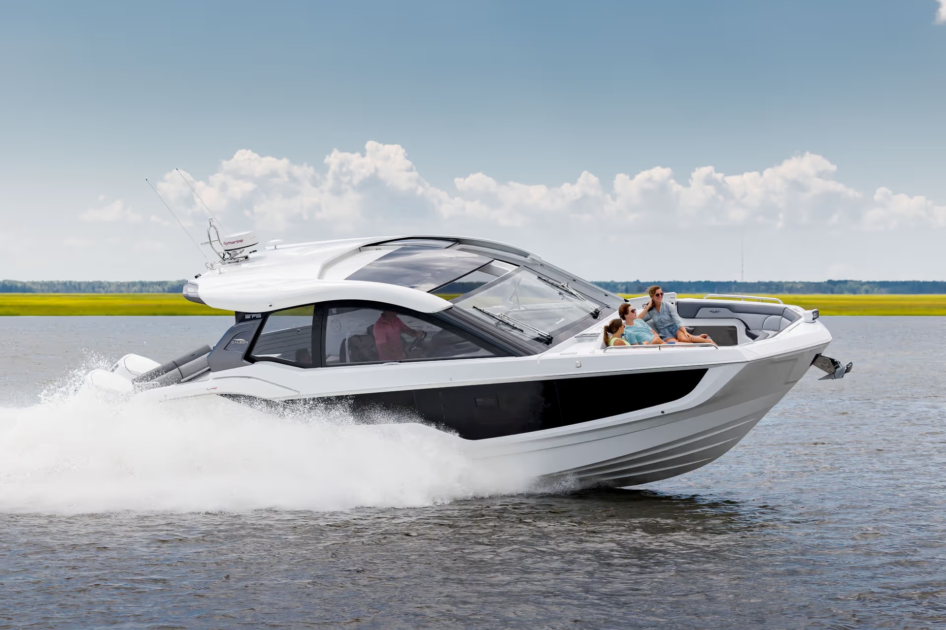 Galeon 375 GTO, boot varend op water met passagiers