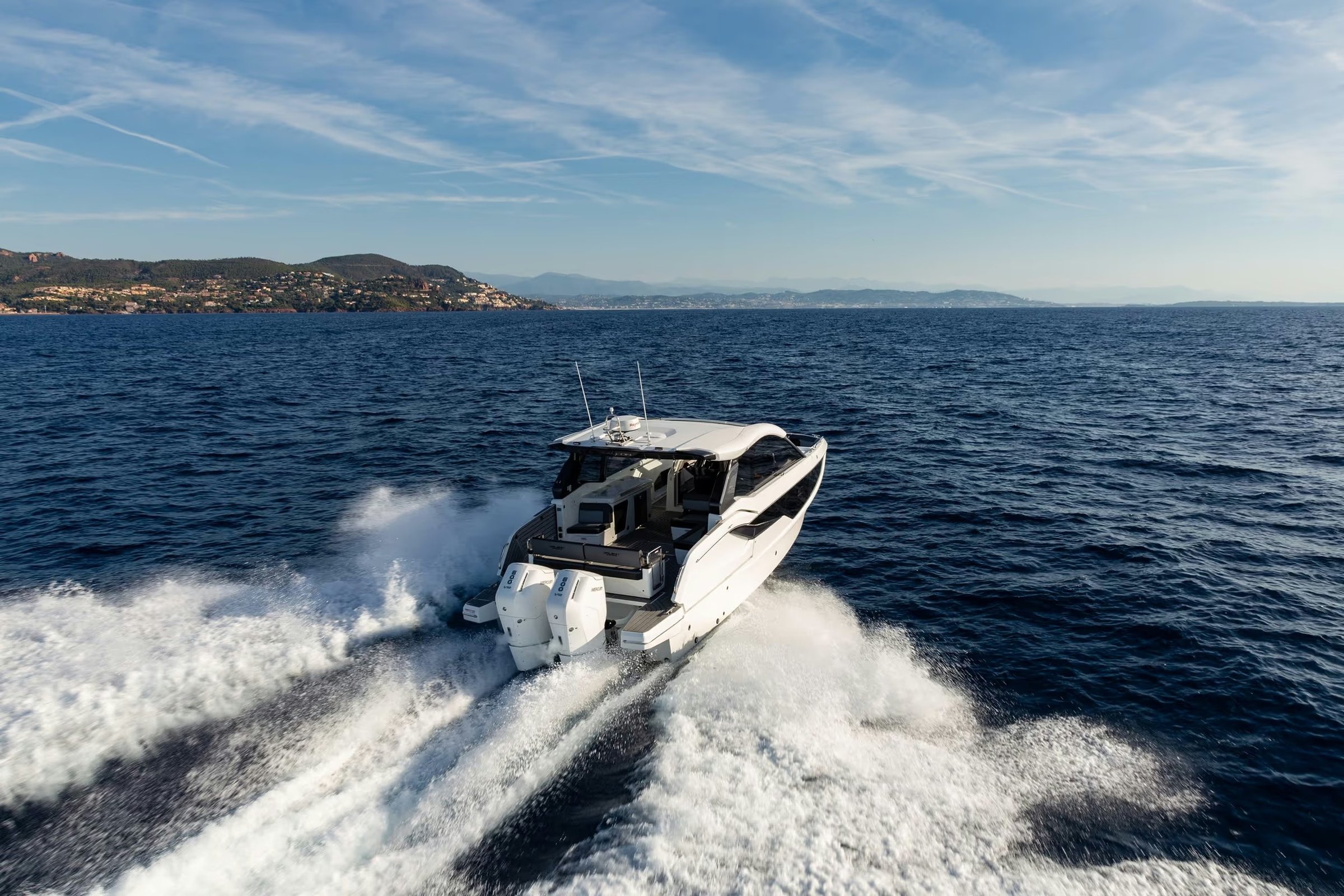 Galeon 375 GTO, boot varend op zee