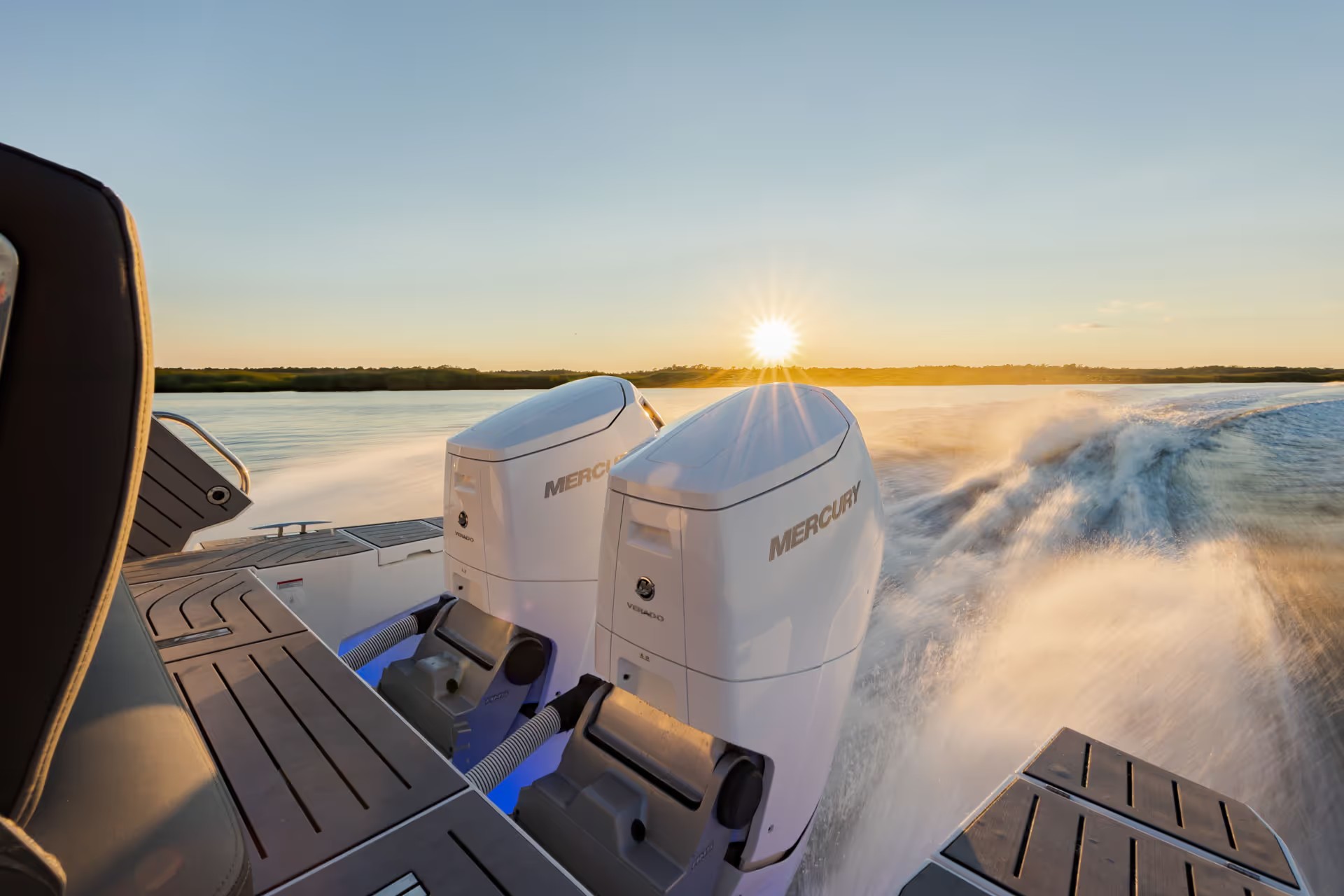 Galeon 375 GTO, buitenboordmotoren boot varend zonsondergang