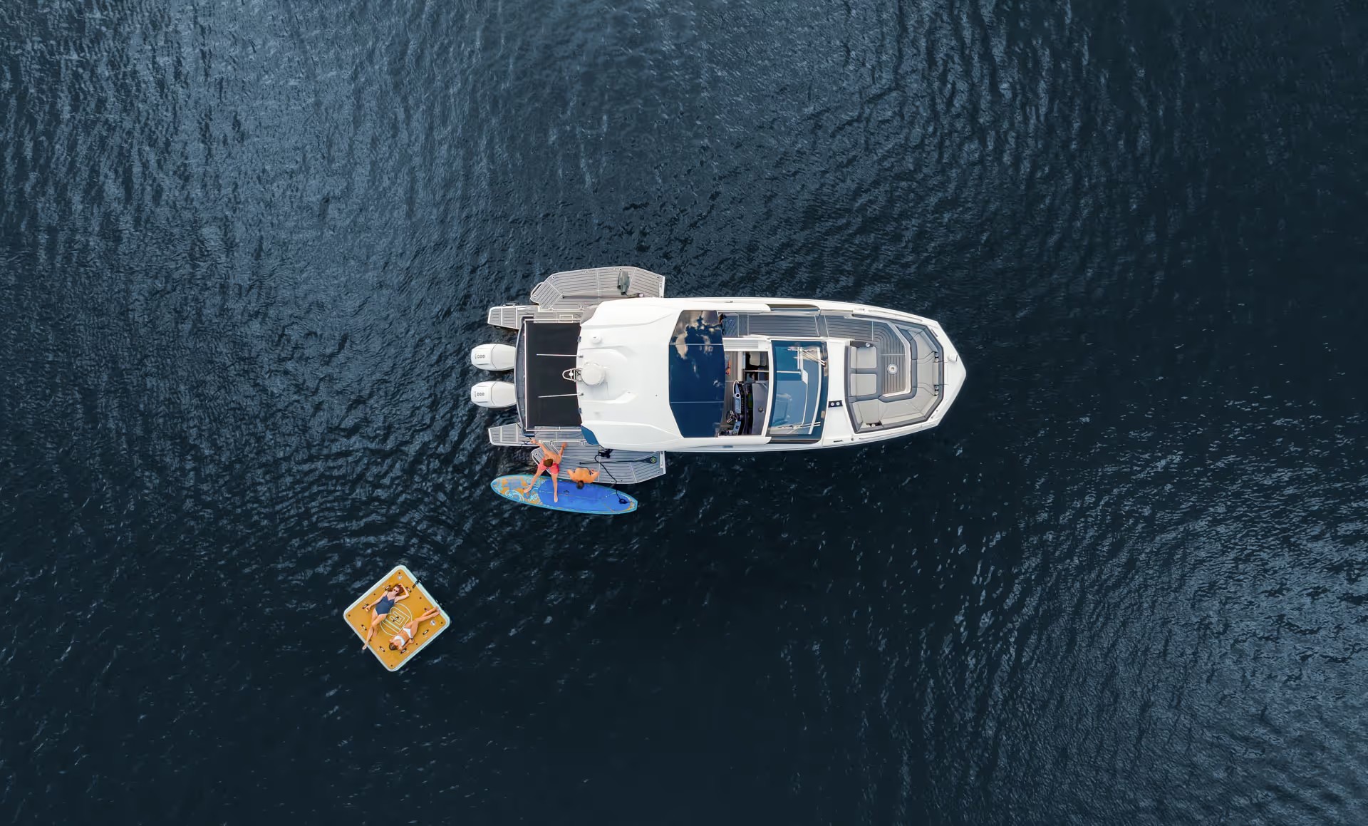 Galeon 375 GTO, luchtfoto boot op zee met zwemmers