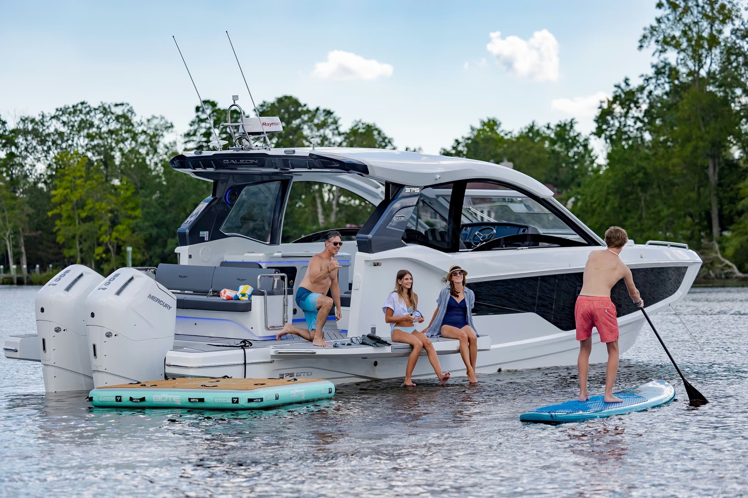 Galeon 375 GTO, mensen ontspannen achter op boot