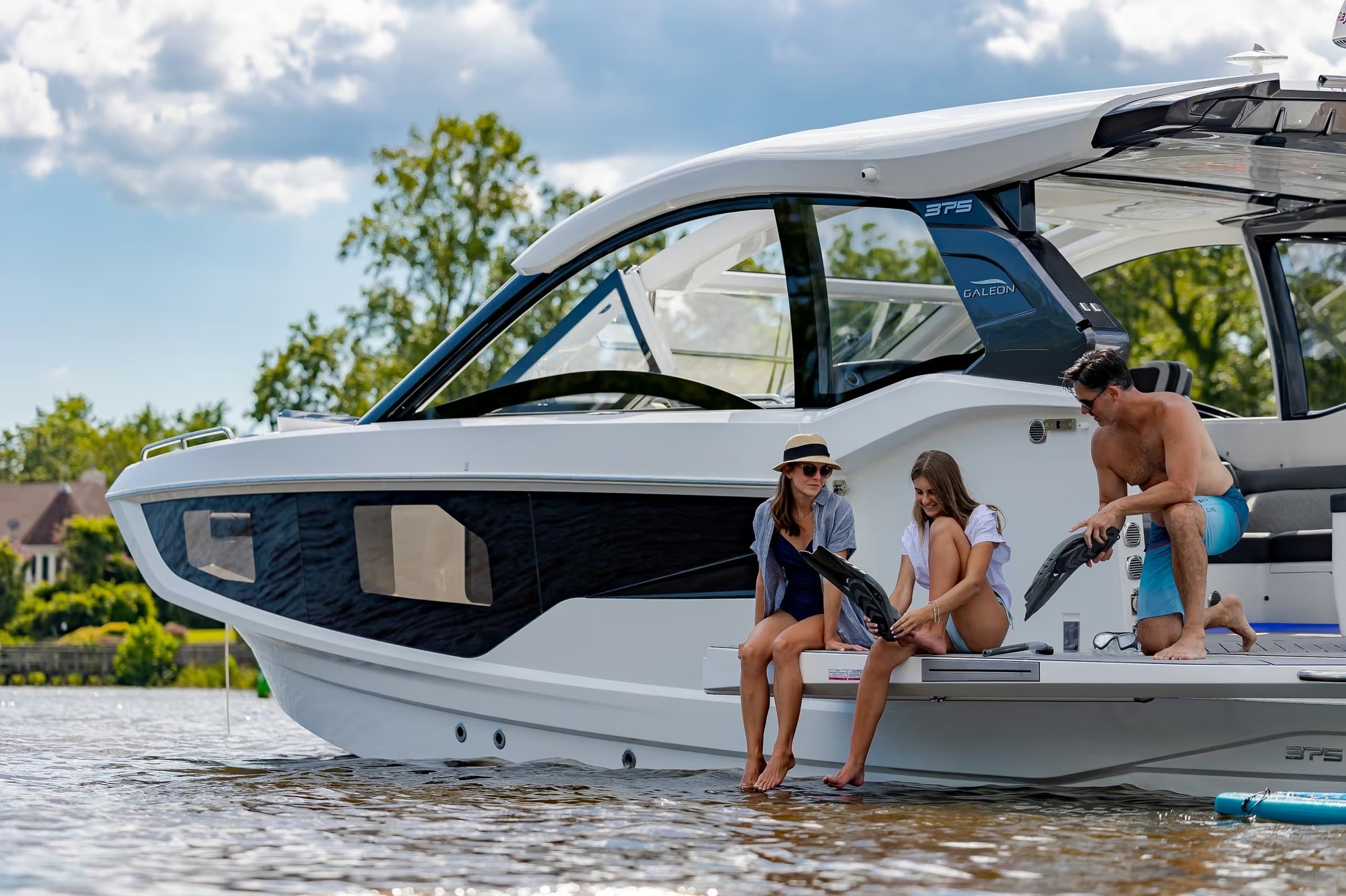Galeon 375 GTO, mensen zittend op zwemplatform boot