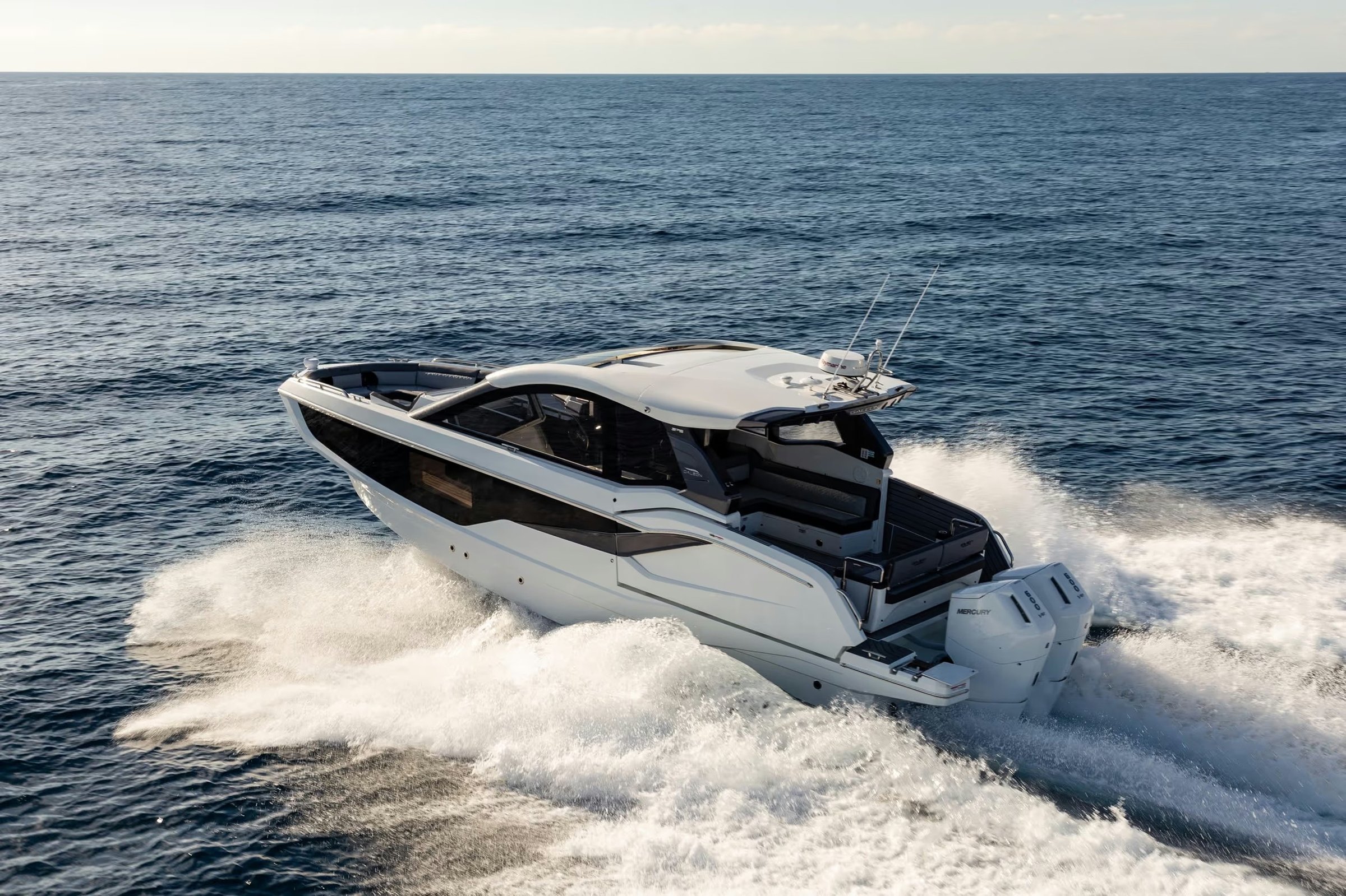 Galeon 375 GTO, speedboot vaart met hoge snelheid