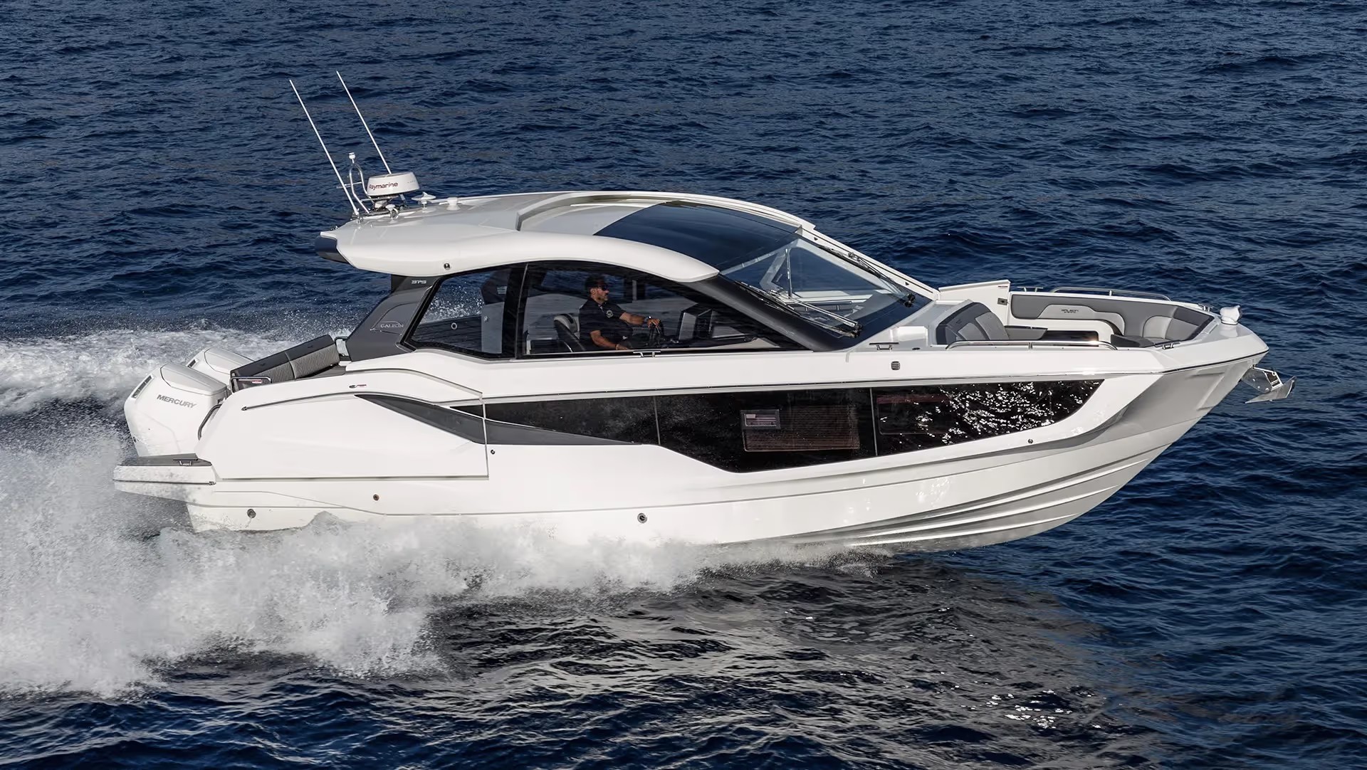 Galeon 375 GTO, witte boot vaart op zee