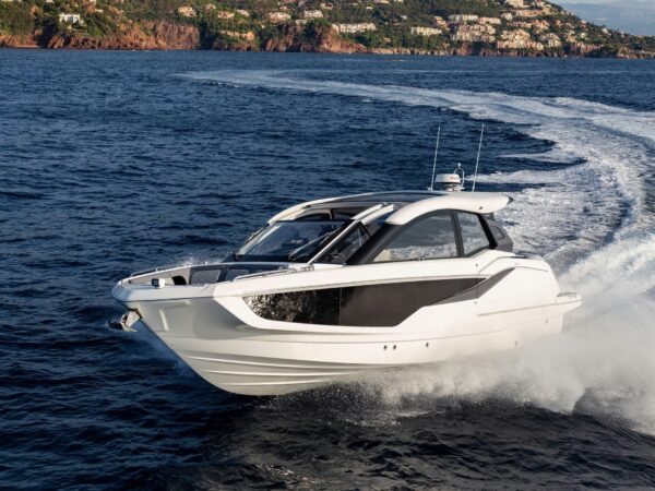 Galeon 375 GTO, witte motorboot varend op zee