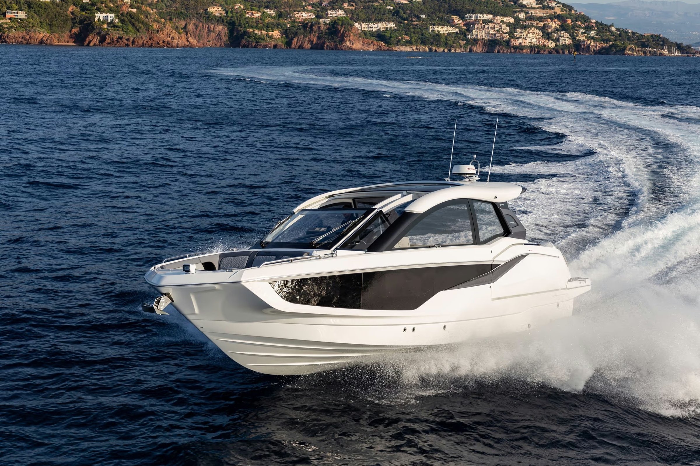 Galeon 375 GTO, witte motorboot varend op zee