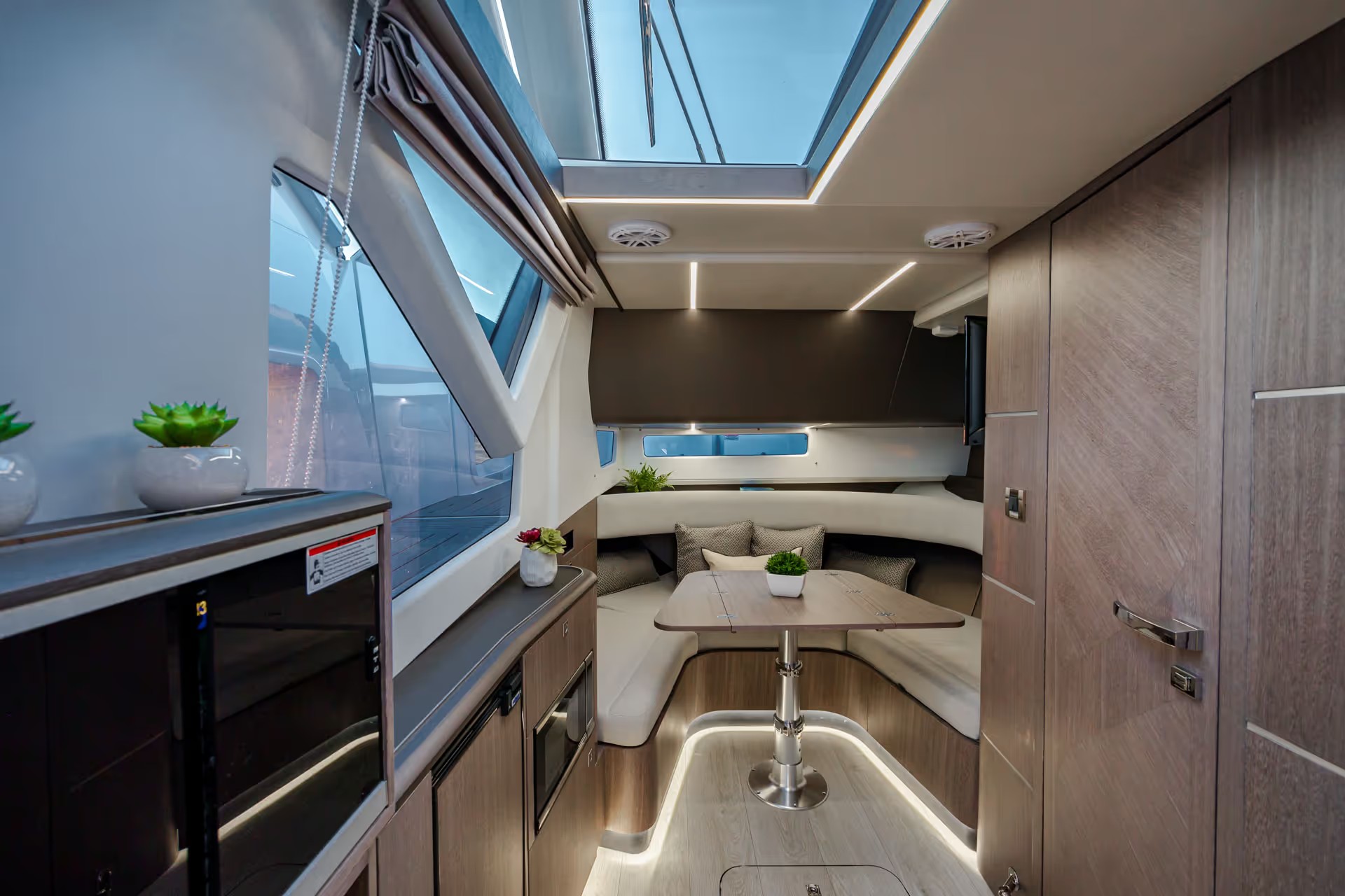 Galeon 375 GTO, kajuit met eettafel en zithoek