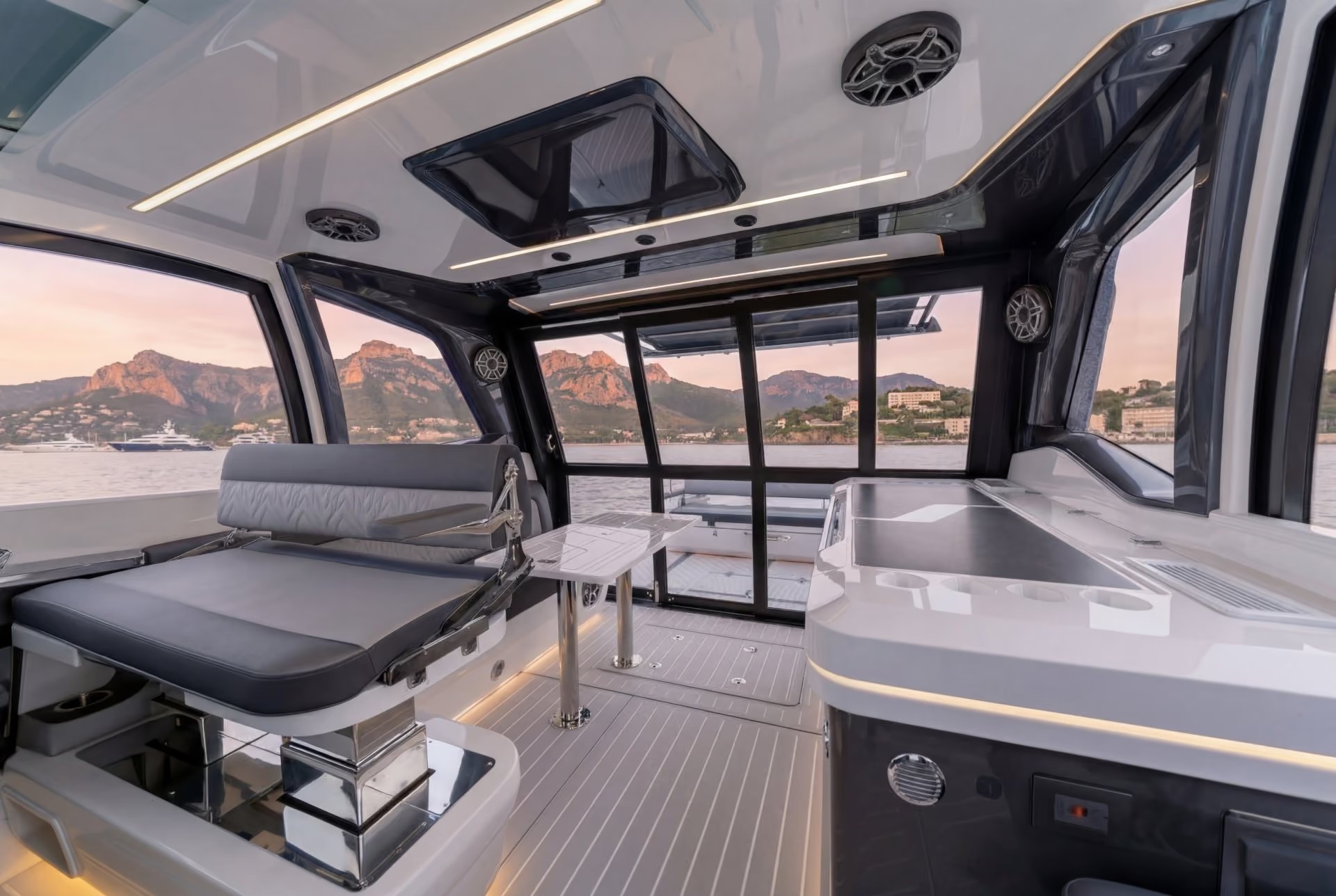 Galeon 375 GTO, kajuit met zithoek en pantry