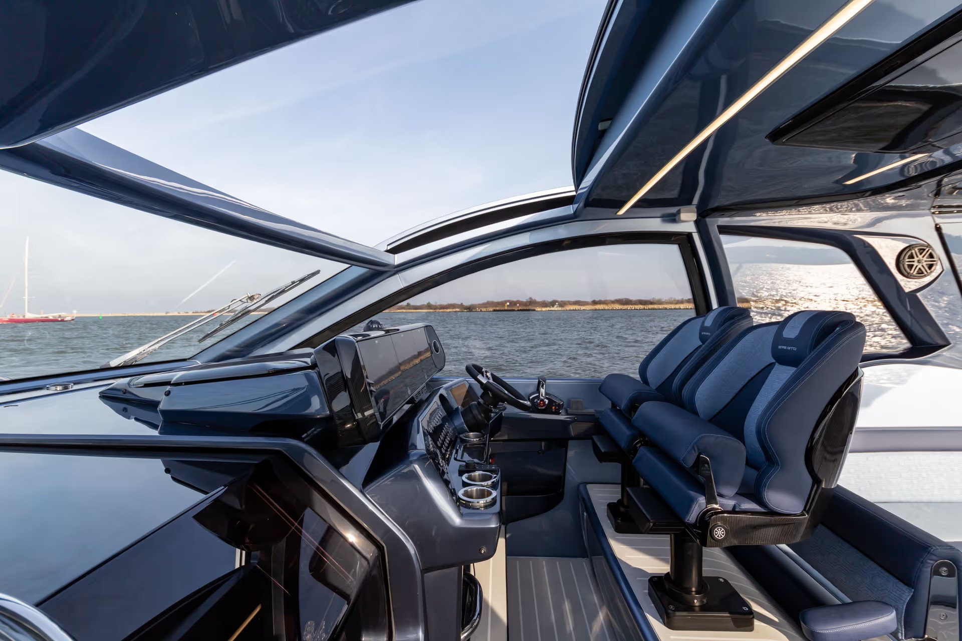 Galeon 375 GTO, stuurstand met stoelen en dashboard