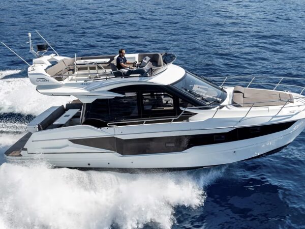 Galeon 400 FLY, boot varend op zee