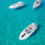 Galeon 405 HTS, boten drijvend op turkoois water