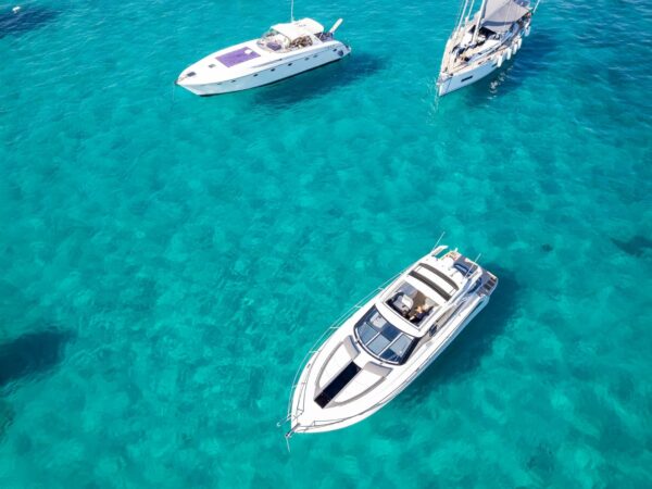 Galeon 405 HTS, boten drijvend op turkoois water