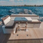 Galeon 410 HTC, achterdek met zitbank en tafel
