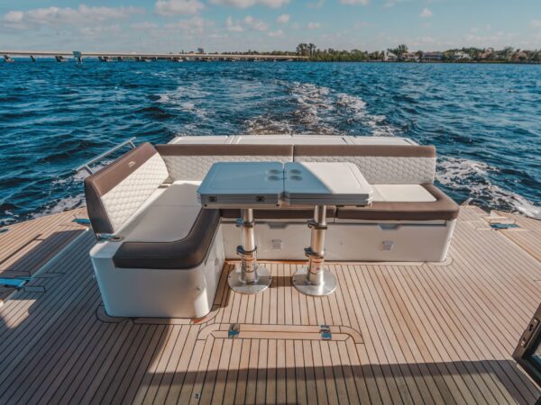 Galeon 410 HTC, achterdek met zitbank en tafel