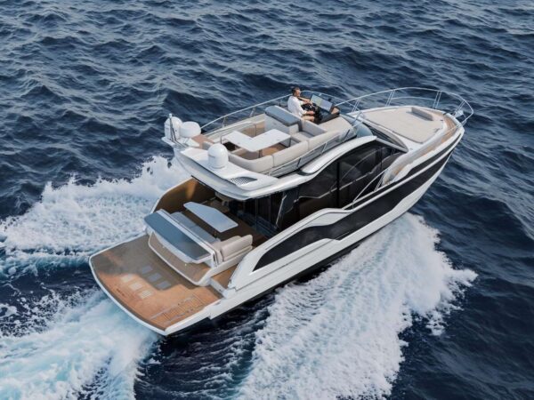 Galeon 420 FLY, boot varend op zee