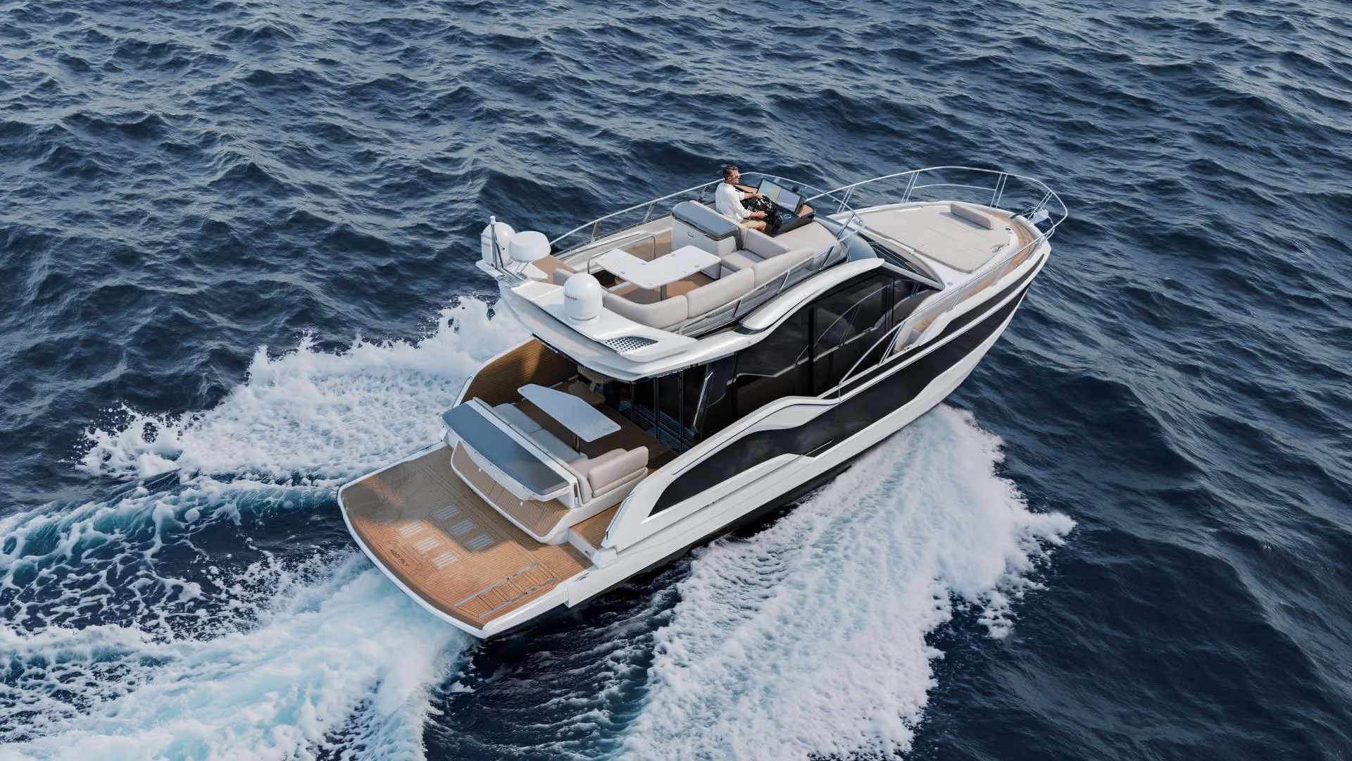 Galeon 420 FLY, boot varend op zee
