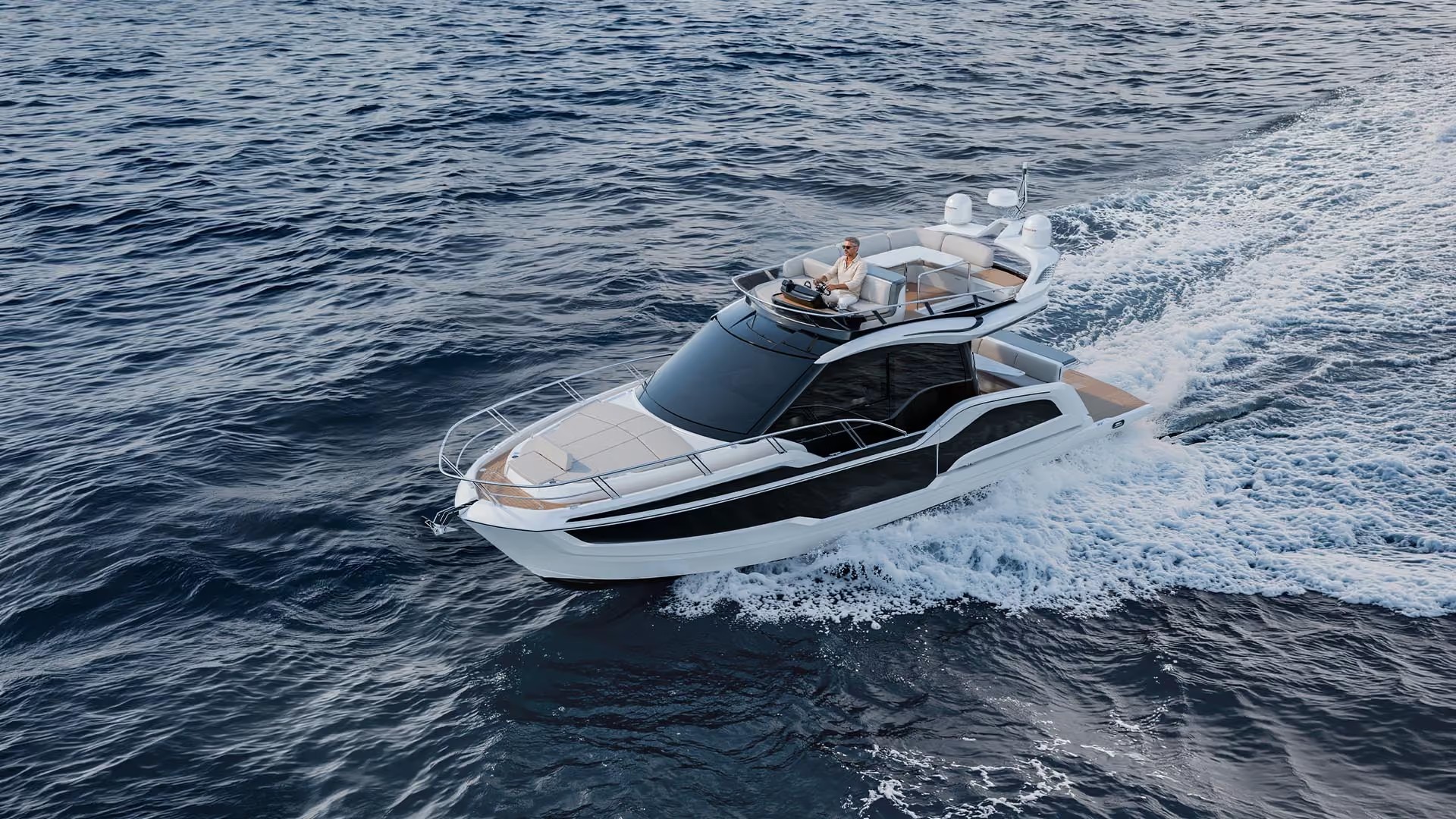 Galeon 420 FLY, boot varend op zee