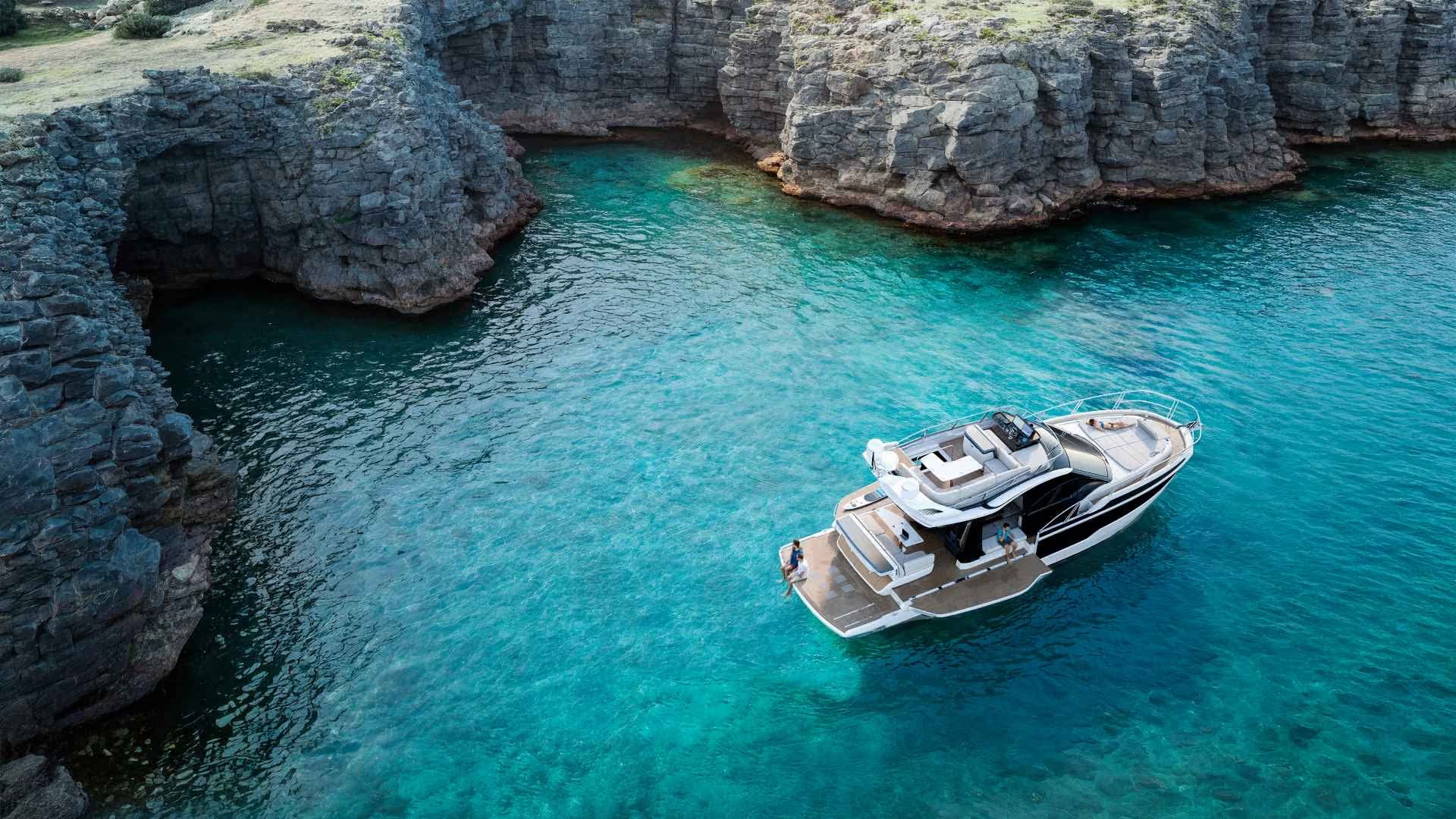 Galeon 420 FLY, jacht in rotsachtige baai