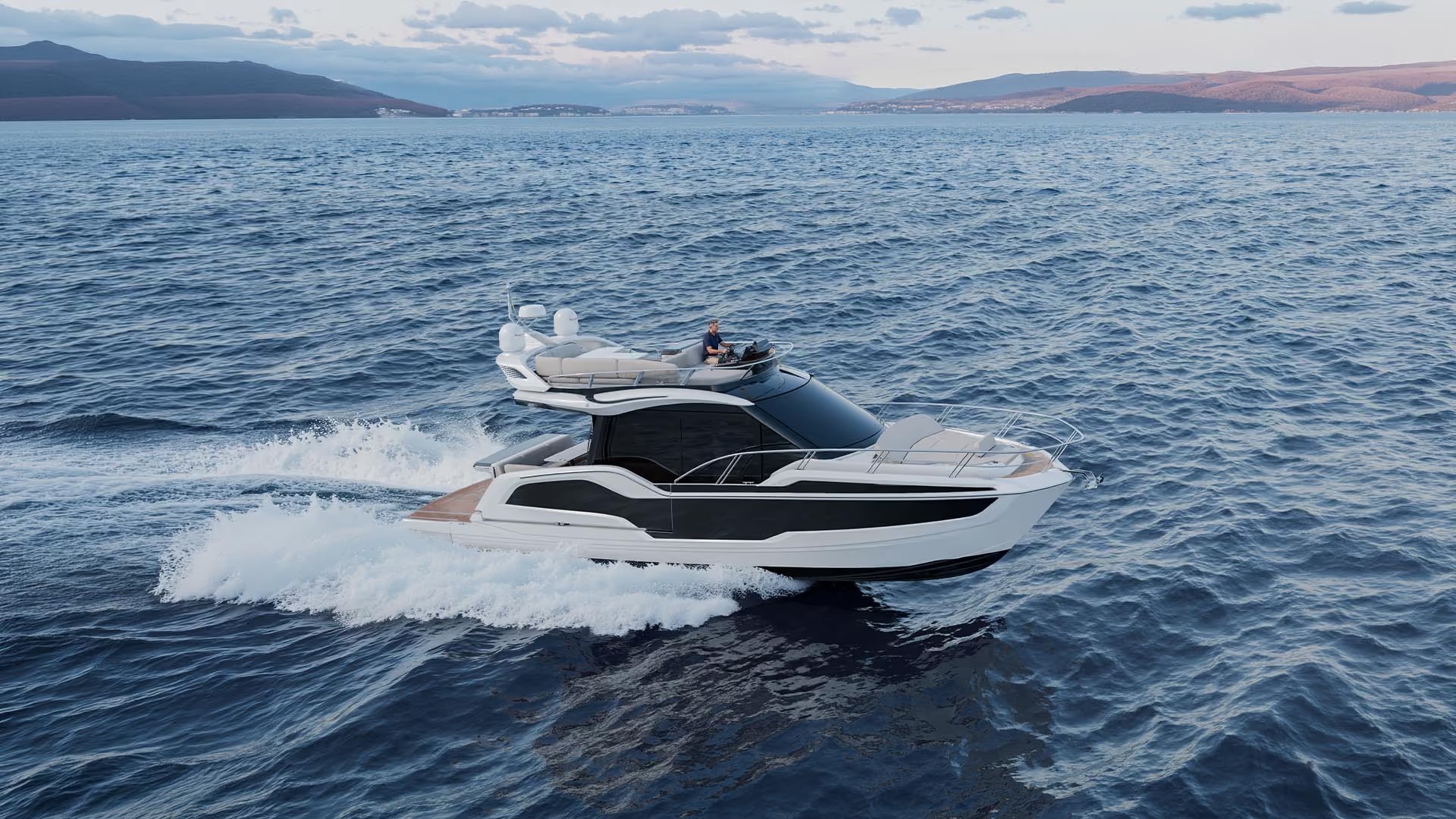 Galeon 420 FLY, witte boot vaart snel over zee