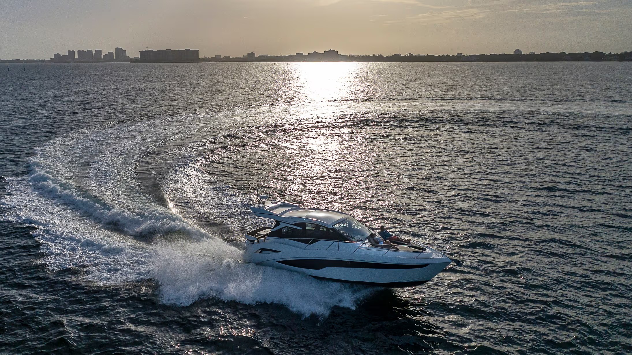 Galeon 425 HTS, boot varend op zee bij zonsondergang