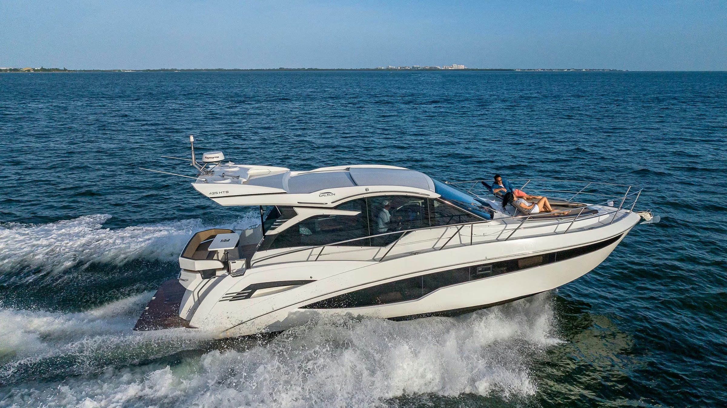 Galeon 425 HTS, boot varend op zee