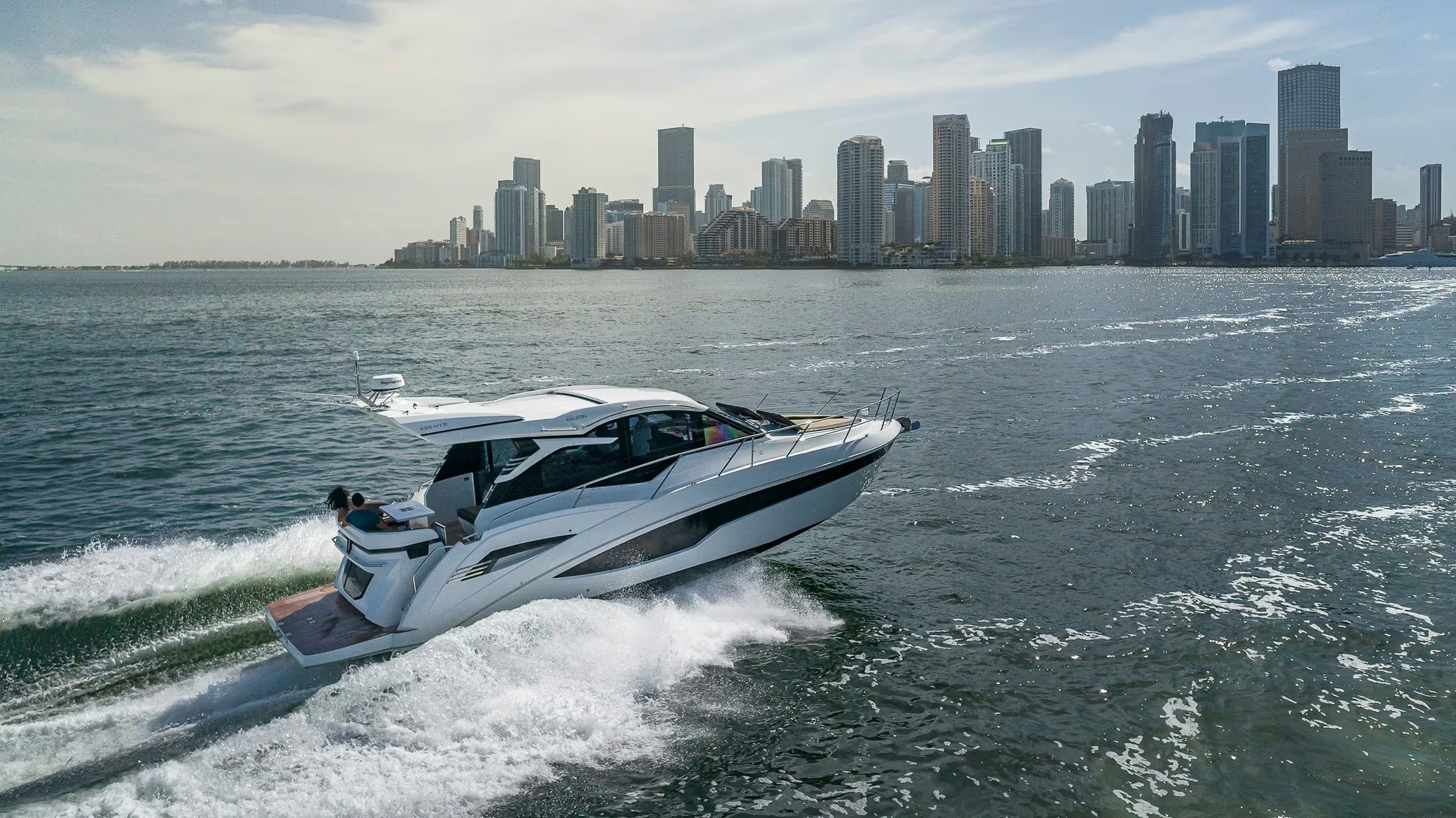 Galeon 425 HTS, boot varend voor skyline