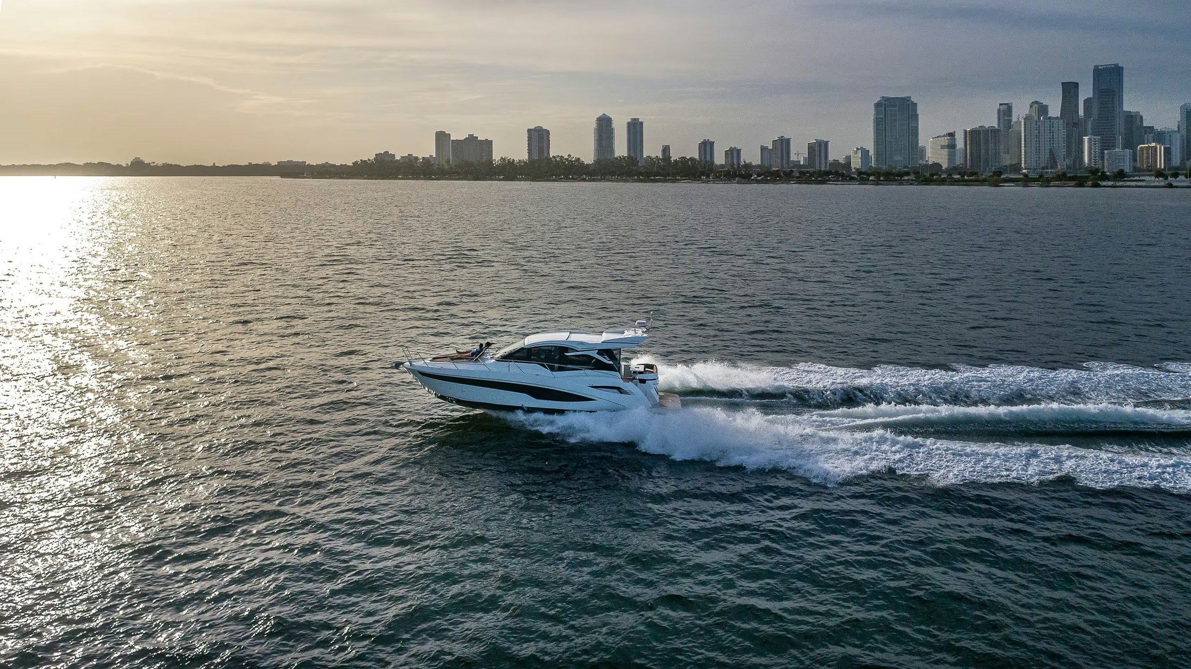 Galeon 425 HTS, boot varend voor stadsskyline