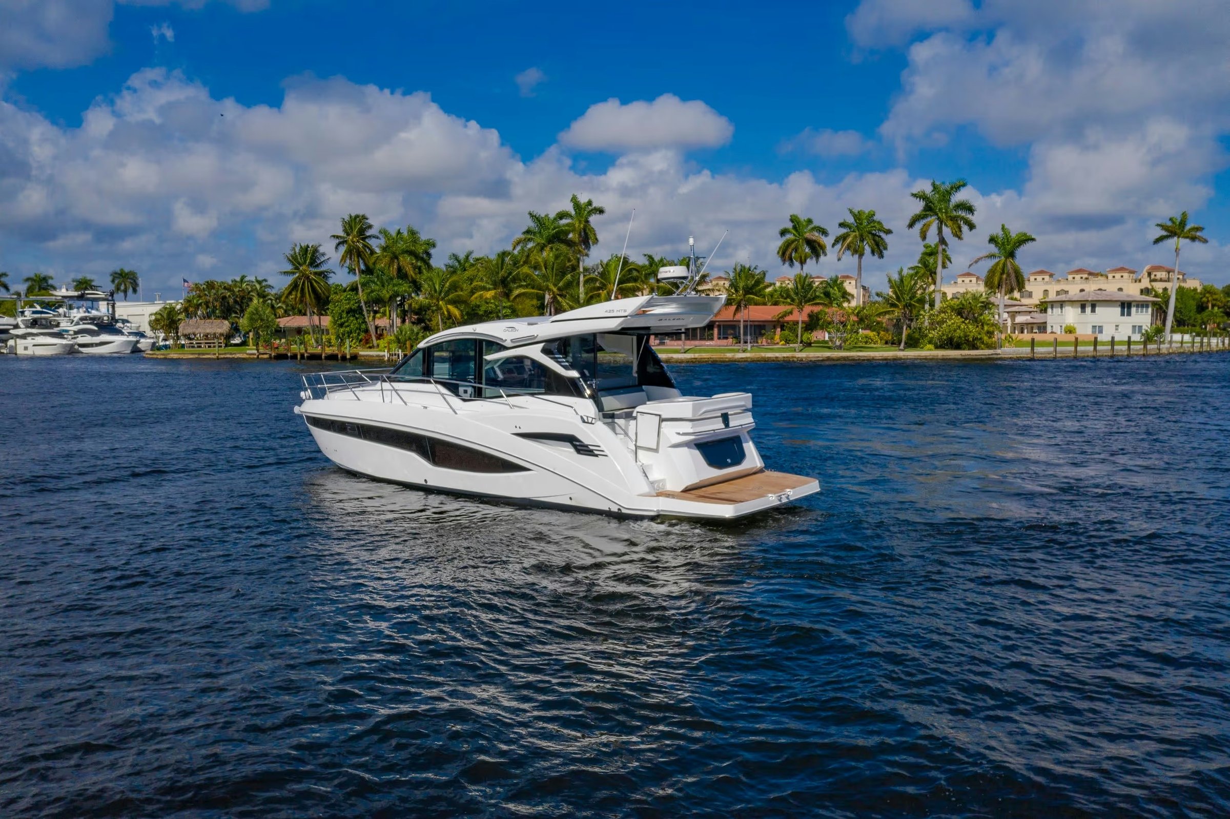 Galeon 425 HTS, witte jacht vaart op water