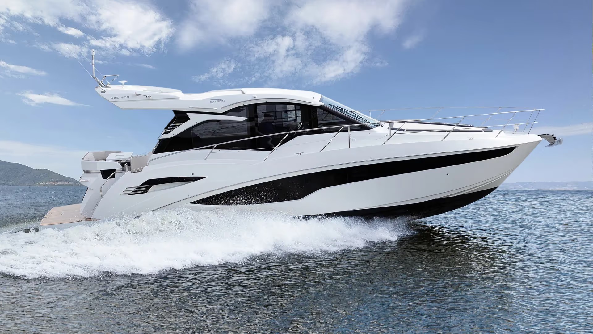 Galeon 425 HTS, witte motorboot vaart op zee