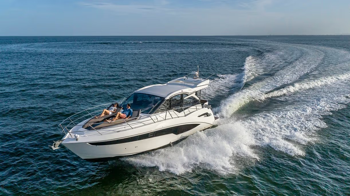 Galeon 425 HTS, witte motorboot vaart over zee