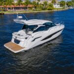 Galeon 425 HTS, witte motorjacht op waterweg