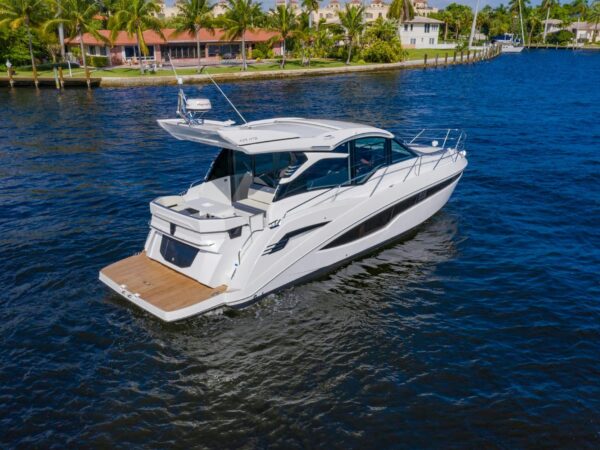 Galeon 425 HTS, witte motorjacht op waterweg