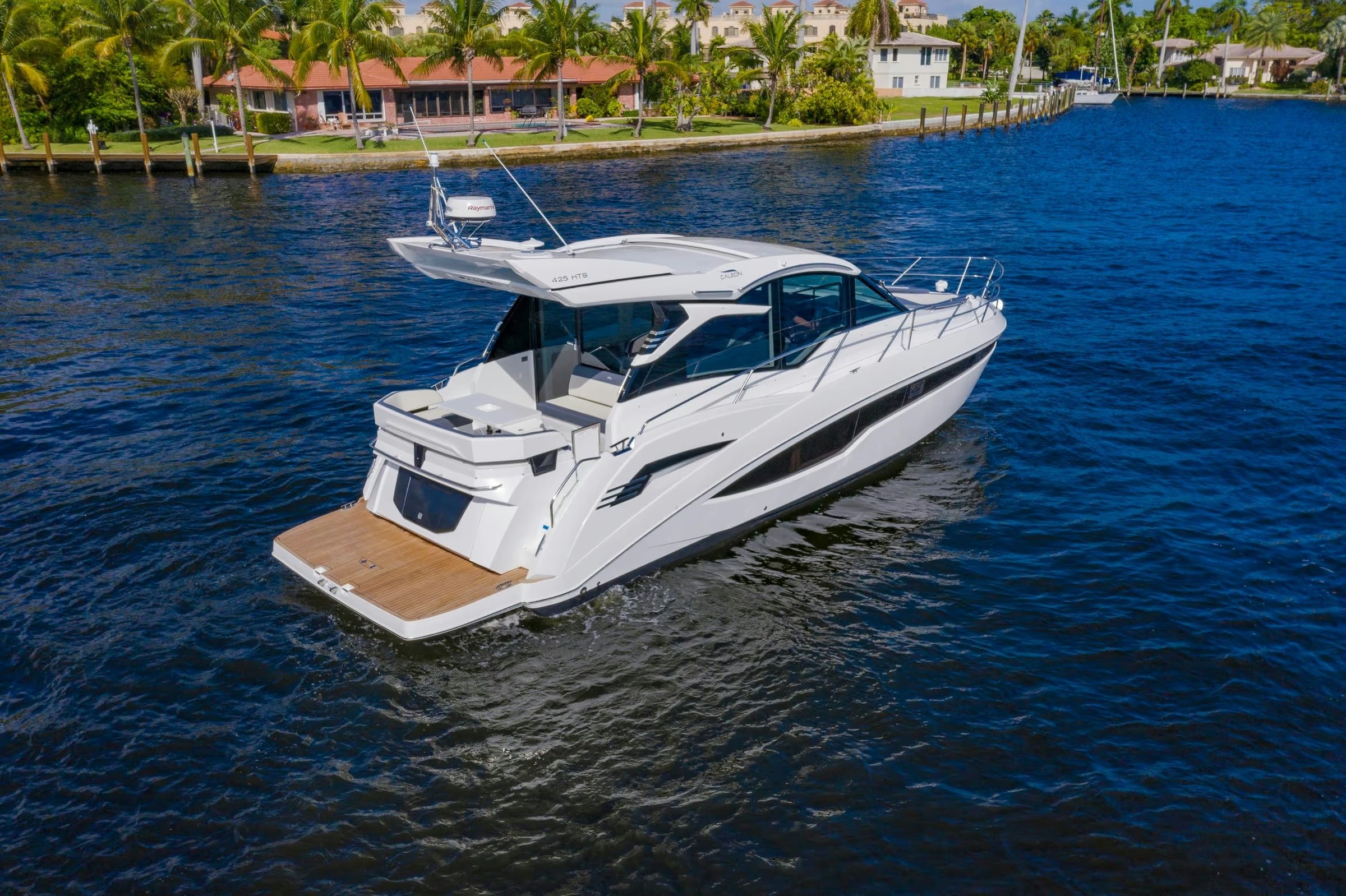 Galeon 425 HTS, witte motorjacht op waterweg