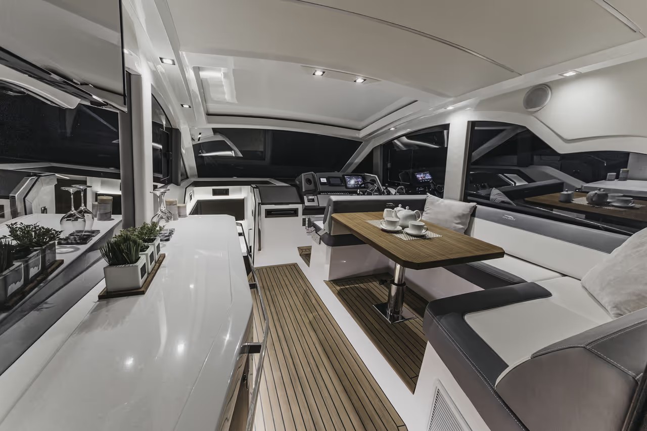 Galeon 425 HTS, kajuit met eettafel