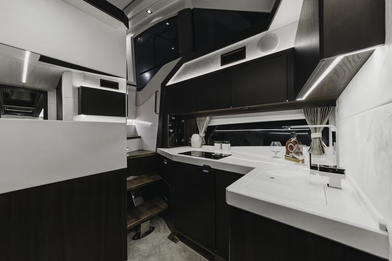 Galeon 425 HTS, keuken met aanrecht en trap